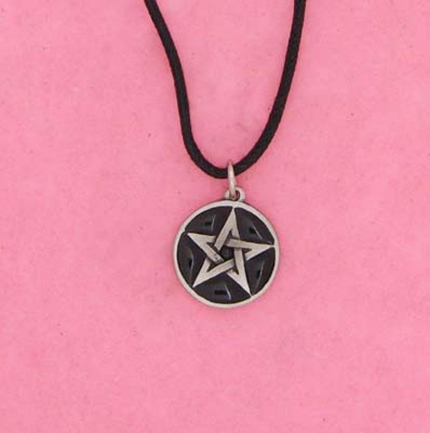 XDHP0889 SMALL Black Pentagram Pendant